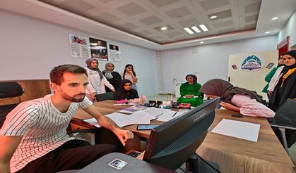 Eyyübiye Belediyesi üniversite yolundaki gençlere yol gösteriyor