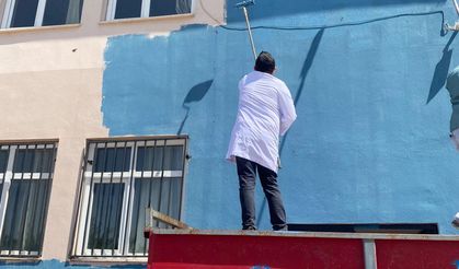 Egitime verilen arada okulu boyadılar