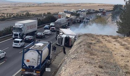 Şanlıurfa'da otomobil TIR ile çarpıştı: 1 ölü, 4 yaralı