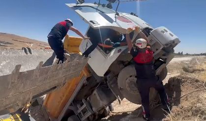 Şanlıurfa’da Hafriyat Kamyonu Şarampole Yuvarlandı