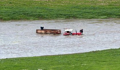 Şanlıurfa’da Dereyi Geçmek İsteyen Traktör Mahsur Kaldı