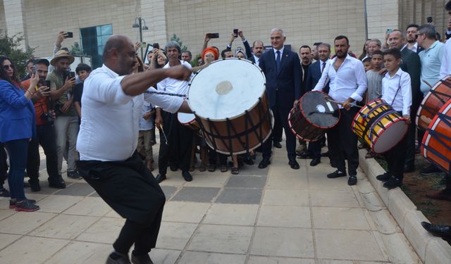 Bakan Ersoy, Şanlıurfa Arkeoloji müze ziyaretinde davul şov ile karşılandı