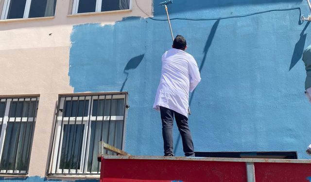 Egitime verilen arada okulu boyadılar
