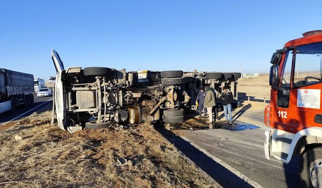 Viranşehir’de kamyon devrildi: 1 Yaralı