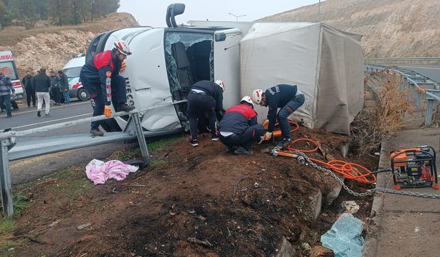 Karaköprü'de pikap devrildi, 1 yaralı