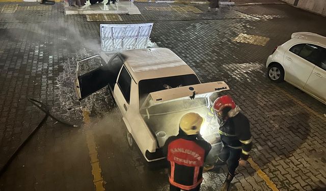 Karaköprü'de park halindeki otomobil yandı