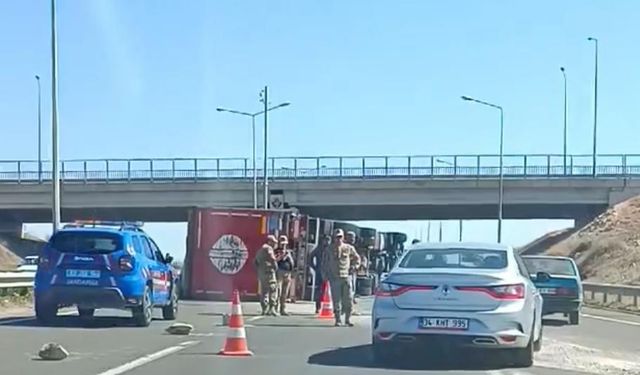 Şanlıurfa’da tır devrildi, 1 yaralı