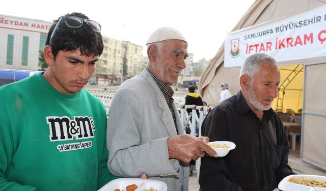 Vatandaşlar Büyükşehir’in İftar Sofralarında Buluşuyor