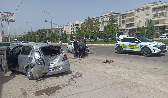 Şanlıurfa’da iki otomobil çarpıştı, 4 yaralı
