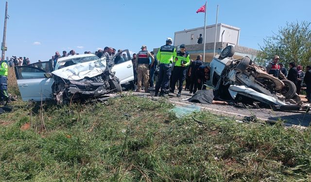 Şanlıurfa’da İki Otomobil Kafa Kafaya Çarpıştı, 3 Ölü