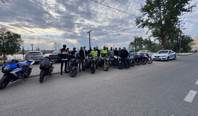 Birecik’te Trafik Polisi Gençlerle Buluştu: “Bir Kural, Bir Hayat; Bir Kural, Bir Ömür”