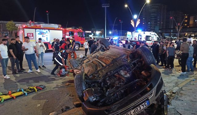 Şanlıurfa’da otomobilin park halindeki 3 araca çarptı, 2 ölü, 1 yaralı