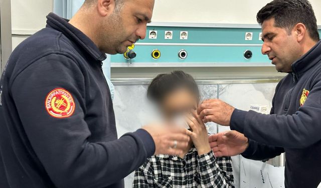 Şanlıurfa’da Gözüne Fermuar Sıkışan Genç Kıza İtfaiye Müdahale Etti