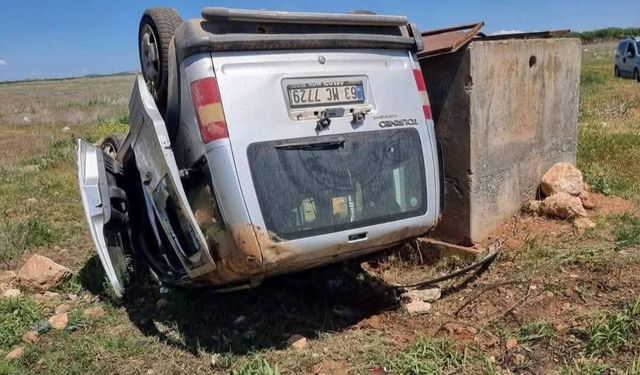 Şanlıurfa'da hafif ticari araç takla attı, 2 yaralı