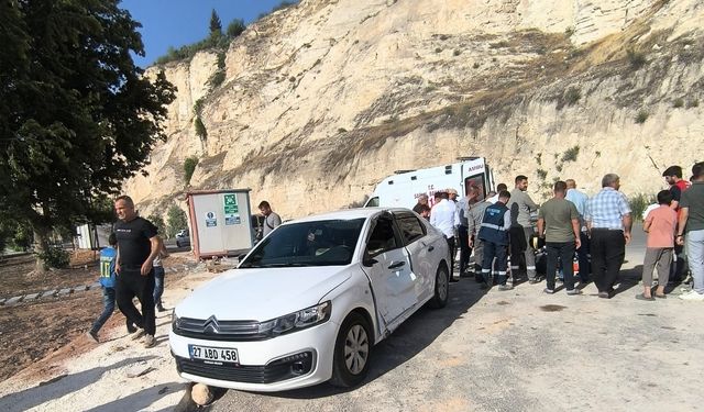Birecik’te Otomobil ile Motosiklet Çarpıştı: 1’i Ağır, 2 Kişi Yaralandı