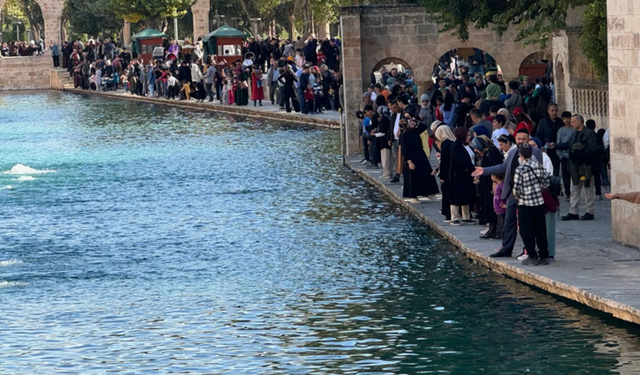 Şanlıurfa’da 19 Mayıs Tatili Yoğunluğu: Balıklıgöl'e Ziyaretçi Akını