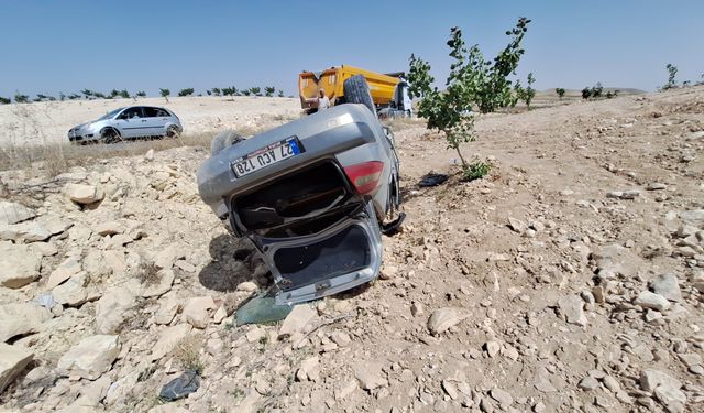 Birecik'te Otomobil Şarampole Uçtu: 1 Yaralı