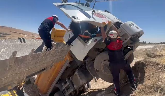 Şanlıurfa’da Hafriyat Kamyonu Şarampole Yuvarlandı