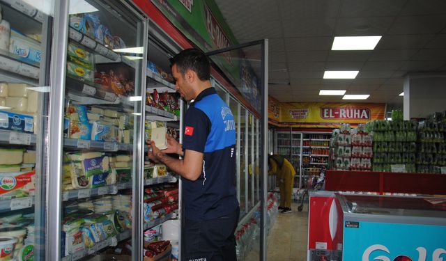 Büyükşehir Zabıtası, Sağlıksız Ürünlere Geçit Vermiyor
