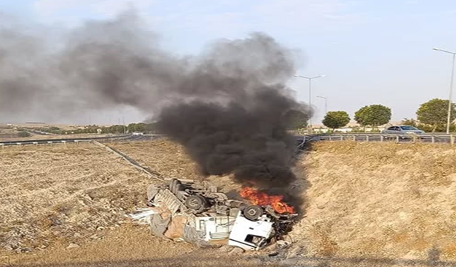 Şanlıurfa’da Şarampole Yuvarlana Tır Yandı