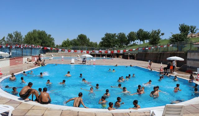 Şanlıurfalı Gençler Serinliğin Tadını Yüzme Havuzlarında Çıkarıyor