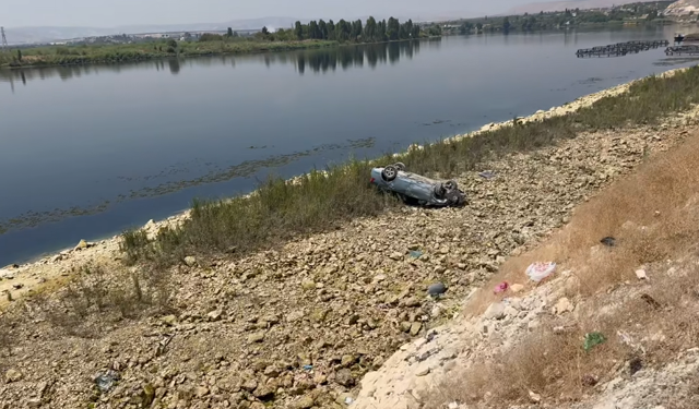 Birecik’te Otomobil Şarampole Yuvarlandı