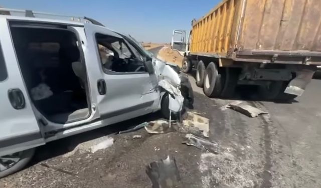 Viranşehir'de kamyon ile otomobil çarpıştı