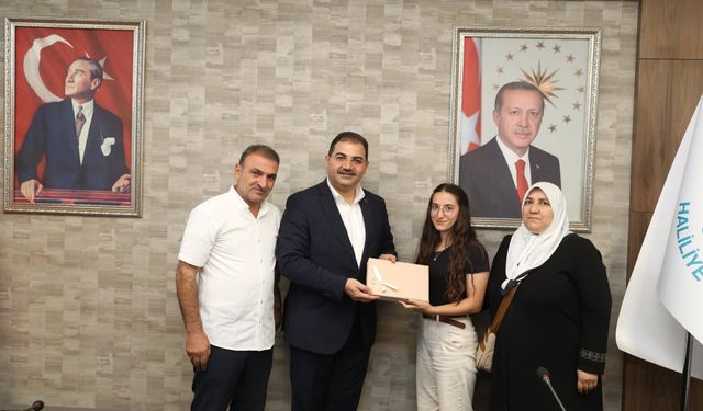 Başkan Canpolat, Dereceye Giren Öğrencileri Ödüllendirdi