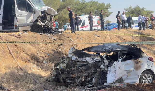 Ceylanpınar’da Minibüs İle Otomobil Kafa Kafaya Çarpıştı, 1 Ölü, 14 Yaralı!
