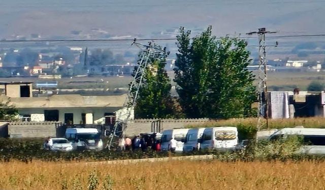 Şanlıurfa'da öğrencileri taşıyan minibüs elektrik trafosuna çarptı,  4 yaralı