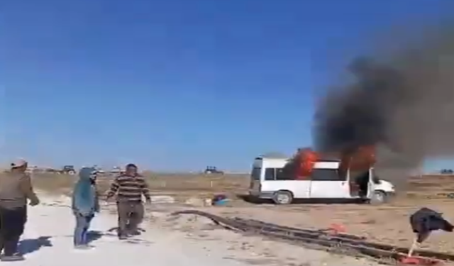 Şanlıurfa’dan Niğde’ye Giden Minibüs Tarlada Yandı