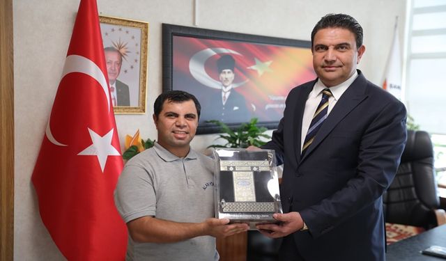 Şanlıurfa’da Bayrağa Saygı: Temizlik Personeli Ahmet Asım Bülte’ye Ödül!