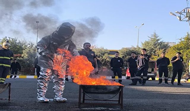 Harran Üniversitesi Öğrencileri, Şanlıurfa İtfaiyesi’nde Canlı Yangın Eğitimi Aldı!