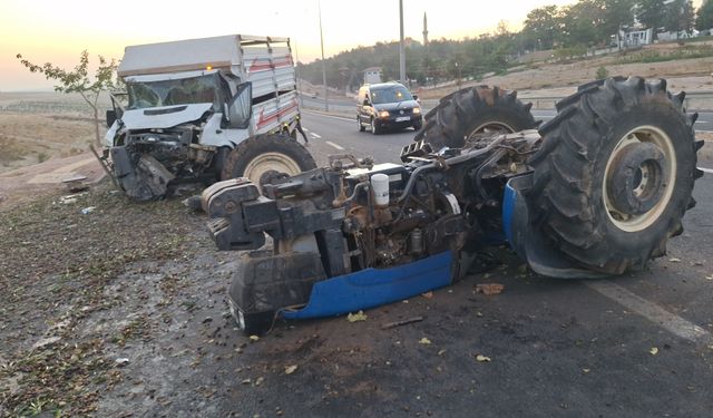 Birecik'te kamyonet traktöre çarptı, 2 yaralı