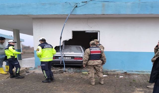Şanlıurfa’da Kontrolden Çıkan Araç Taziye Evine Daldı: 1 Yaralı