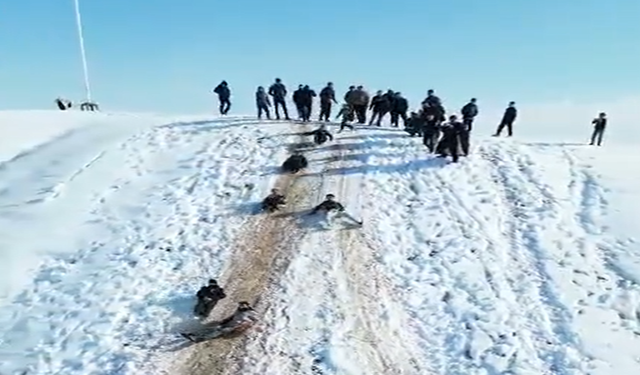 Akçakale'de Karla Buluşan Gençler, Leğenle Kayarak Kış Eğlencesi Yaşadı