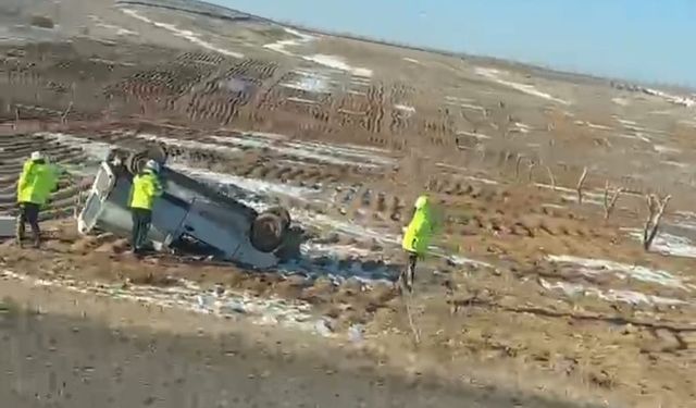 Birecik’te Lastik Patladı, Araç Takla Attı!