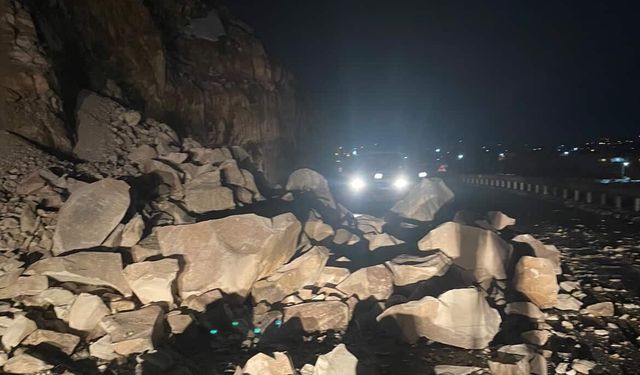 Birecik'te Kar Yağışı Sonrası heyelan meydana geldi.