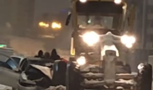 Karaköprü’de Kar Küreme Aracına Çarpan Otomobilde 2 Yaralı