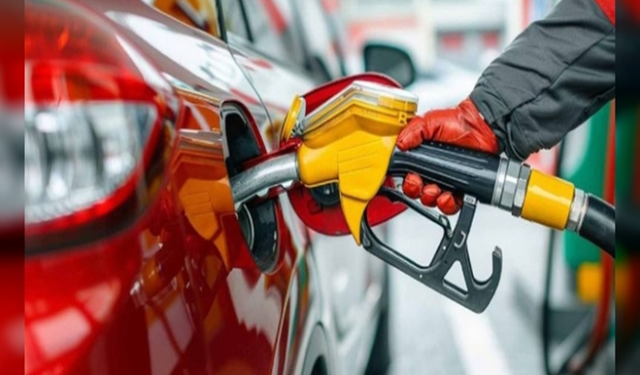 Akaryakıta Yeni Zam Geliyor: Benzin Bu Gece, Motorin Cumartesi Zamlanacak