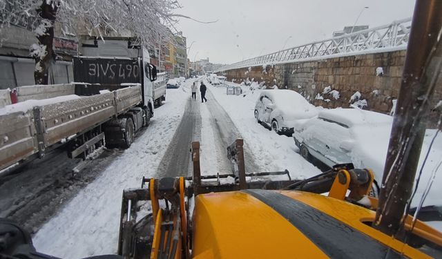 Eyyübiye’de Karla Mücadele Geceden Başladı