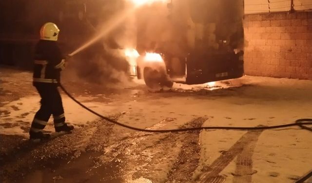 Birecik’te Yangın Faciası Önlenildi: Bir Tır Yandı