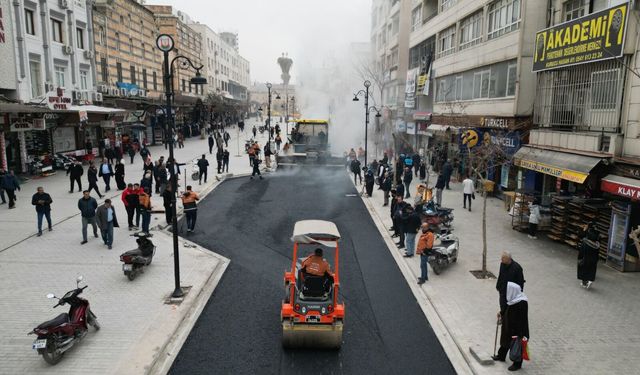 Divanyolu Yayalaştırma Projesi kapsamında sıcak asfalt serimine başlandı