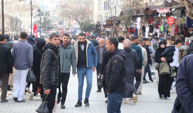 Bayrama Saatler Kala Şanlıurfa’da İğne Atsan Yere Düşmüyor!