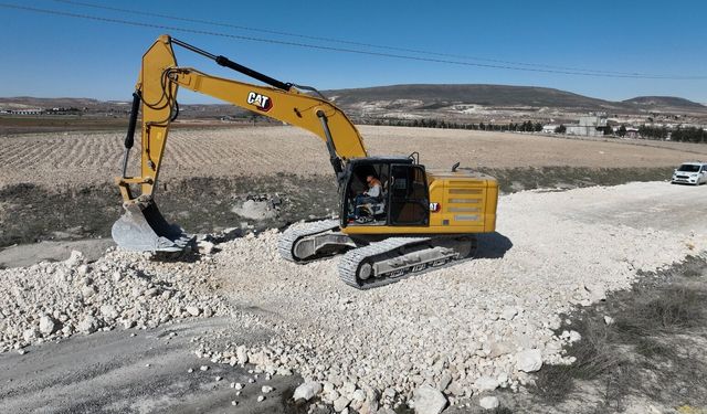 Büyükşehir, Karaköprü’de 14 Km’lik Grup Yolunu Sıcak Asfaltla Buluşturuyor