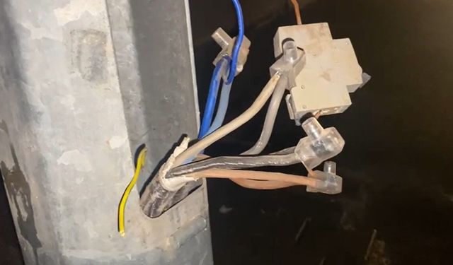 Viranşehir’de Aydınlatma Direklerinden Evlere Kaçak Hat