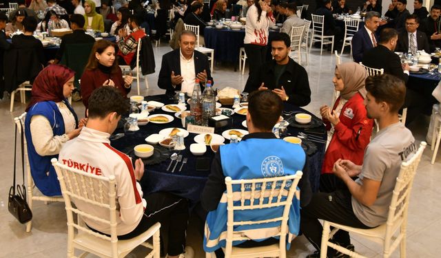 Vali Şıldak Gençlerle İftarda Buluştu