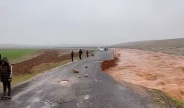 Harran'da Şiddetli Yağış: Dereler Taştı, Yolda Toprak Kayması Meydana Geldi