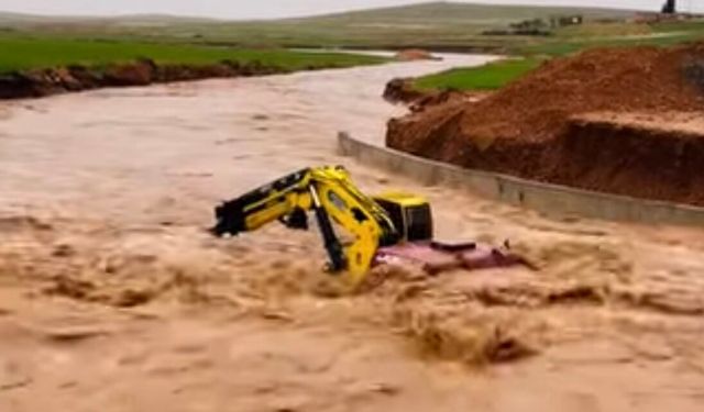 Şanlıurfa’da sağanak: Taşan derede iş makinesi mahsur kaldı