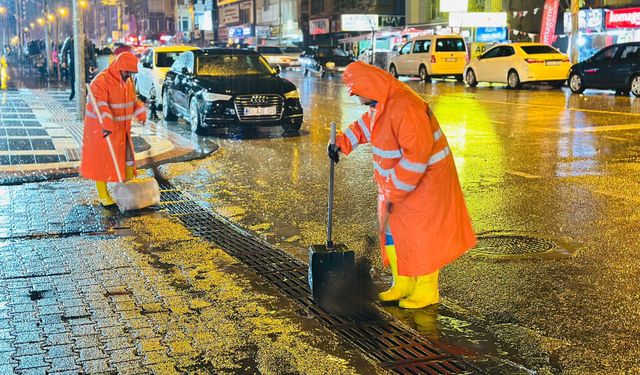 Haliliye'de sağanak yağışa karşı yoğun mesai: Ekipler sahada
